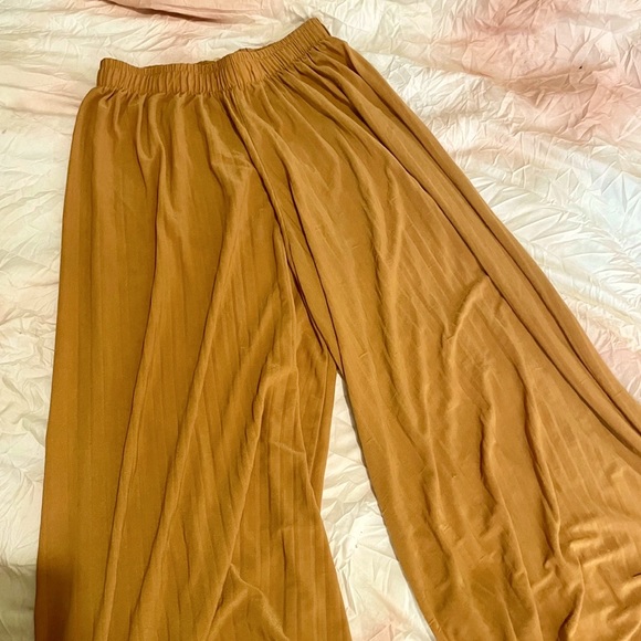 unknown Pants - 70s Style Pleated Wide Leg Palazzo Pants | EUC | Size 2